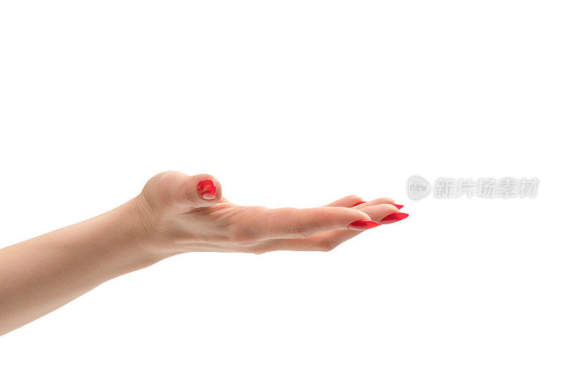 红指甲的女人手里拿着什么东西。