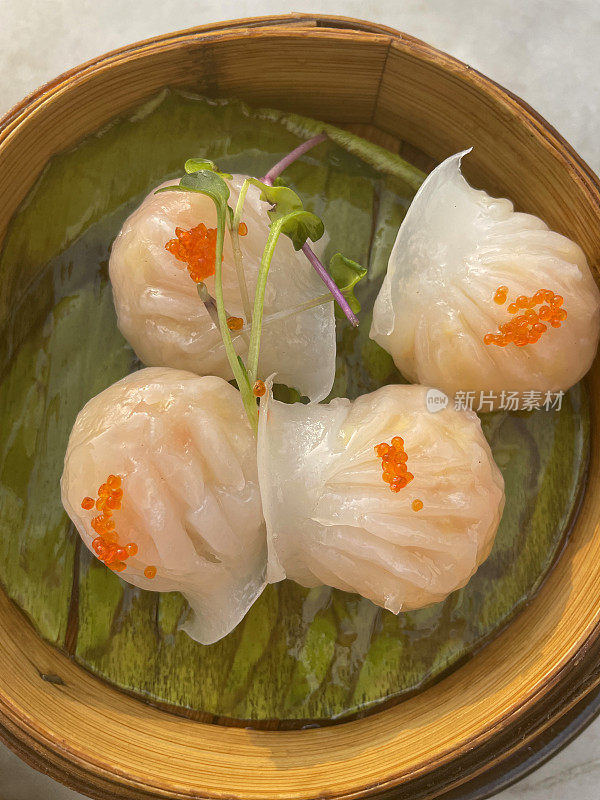 在竹制蒸笼里的美味鸡肉momos，贝壳形状的饺子，一种受欢迎的印度街头食品，随时可以吃，高架俯视