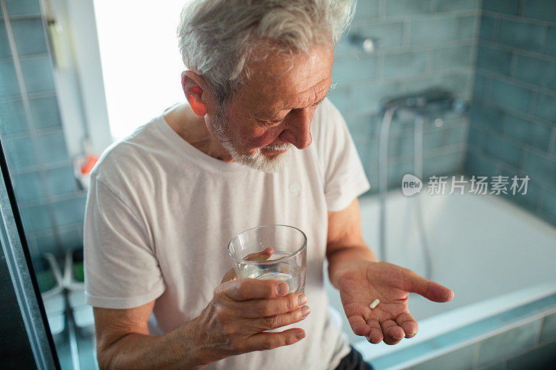 老人在浴室里吃药