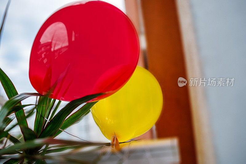 红色和黄色的气球在露台上