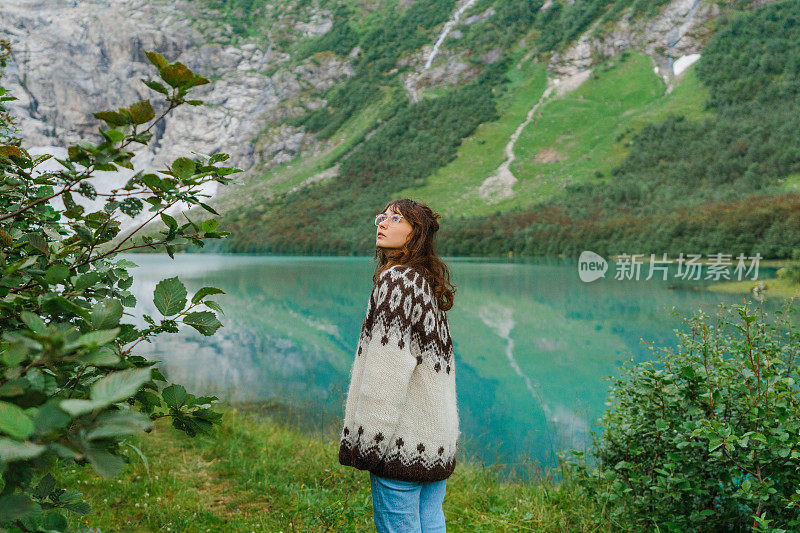 女子站在Jostedalsbreen冰川的背景上