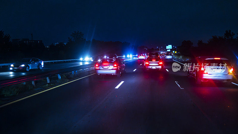 夜晚高速公路上汽车的前灯。纽约布鲁克林地带公园路的交通状况。驾驶员车牌-从车窗看