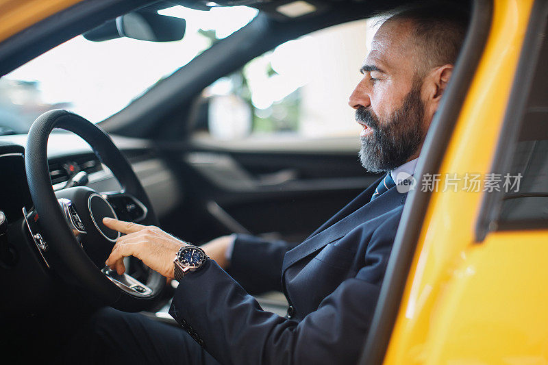 中年商人想要一辆新车