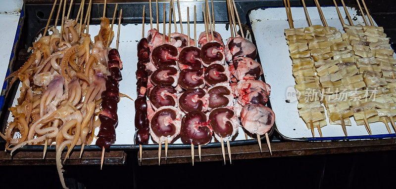 中国北京王府井夜市的中国传统街头小吃