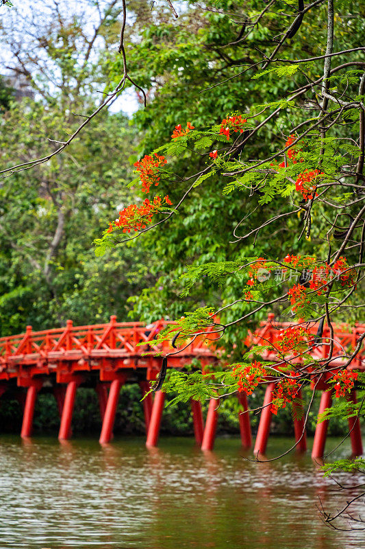 越南河内，还剑湖中心的Huc红桥和玉山寺。