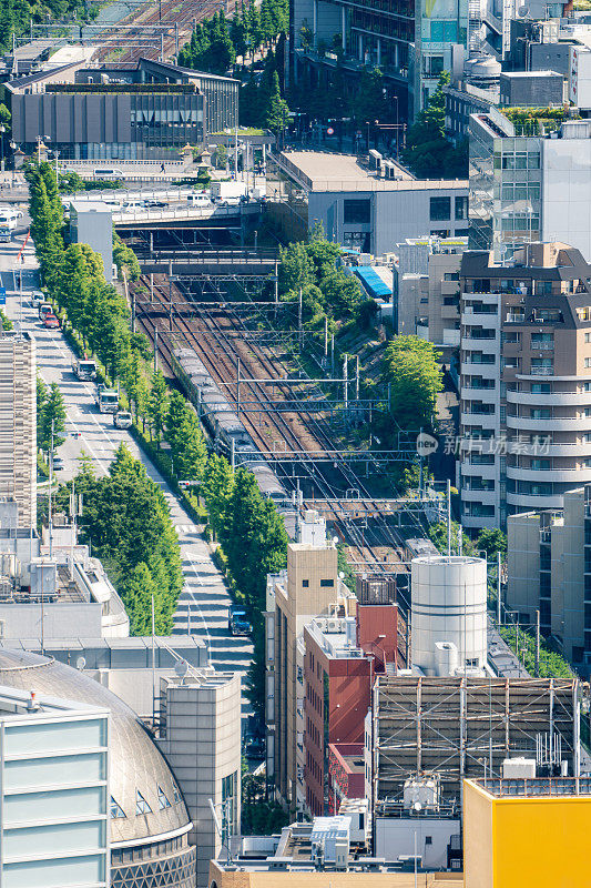 日本东京涩谷市的铁路轨道和建筑物