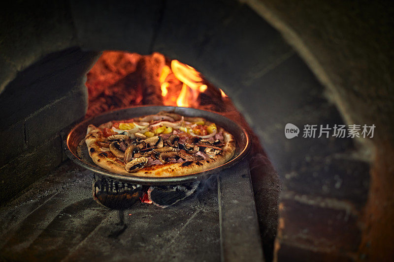 披萨在柴火烤炉里烤