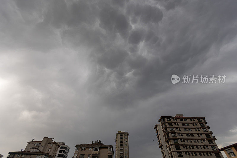 伊斯坦布尔的暴风雨天空和Mammatus云。