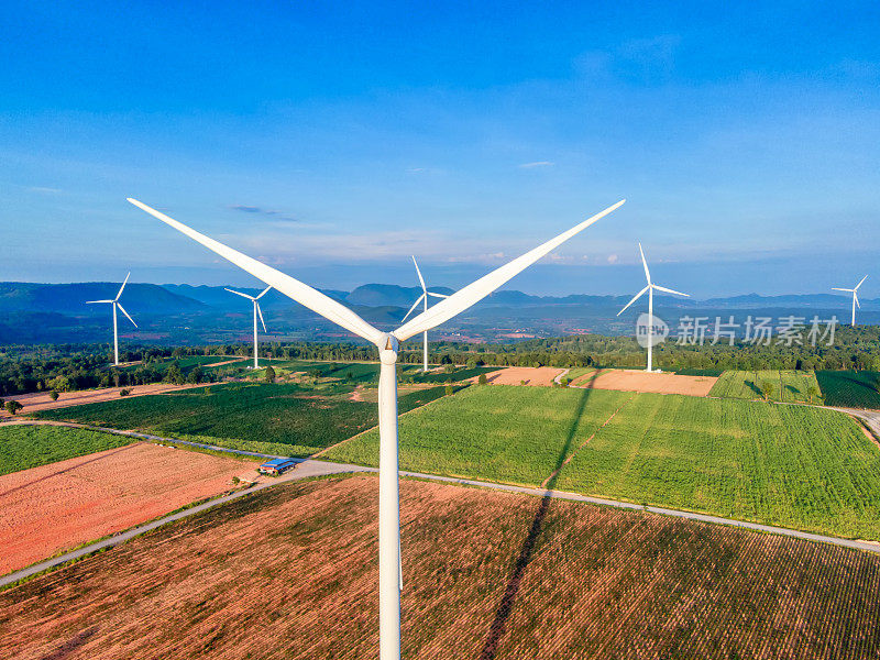 在这令人惊叹的风力涡轮机景观中体验科技与自然的动态协同作用。可再生能源的力量，这些时尚的现代涡轮机利用壮观的天空产生清洁的电力。