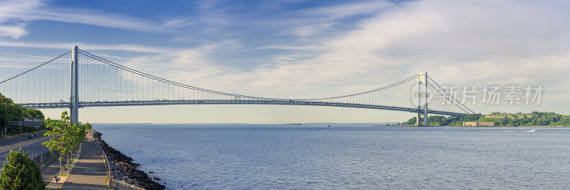 维拉萨诺-纳罗斯大桥、海滨大道、贝尔特公园大道和纽约港，美国纽约市。