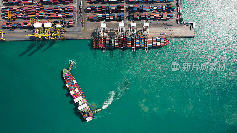 集装箱货船到达海港，海运，物流俯视图