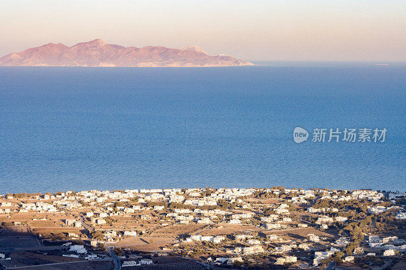 希腊南爱琴海群岛圣托里尼岛的爱琴海海岸线