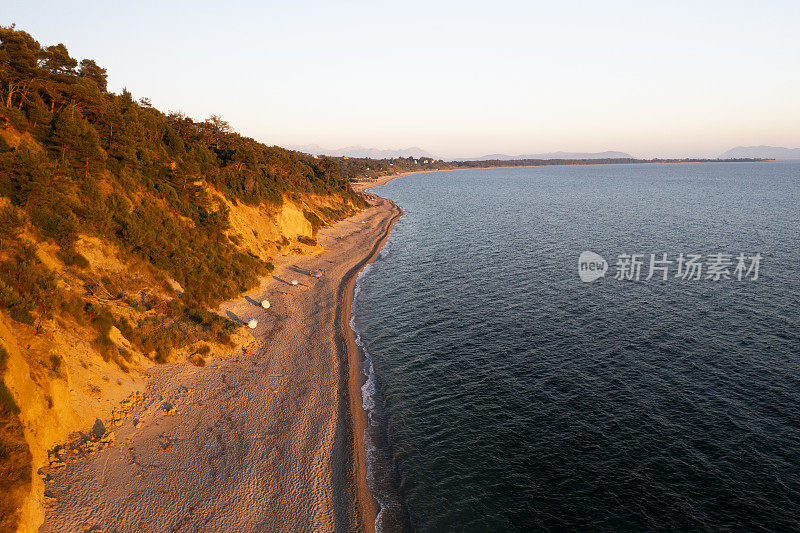 希腊伊庇鲁斯海岸线上的无人机日落景象