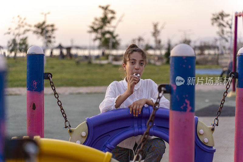 女孩在操场上玩耍。