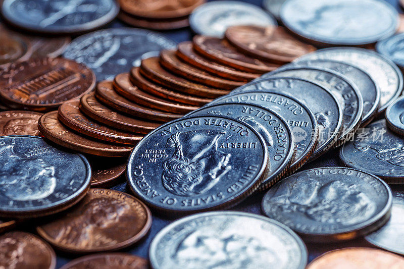 一堆金币、银币、铜币、25分硬币、5分硬币、10分硬币、1分硬币、50分硬币和1美元硬币。各种美国硬币，美国商业硬币，货币，金融硬币和经济硬币
