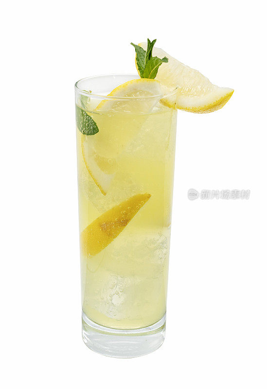 美味的清凉夏季柠檬水，柠檬和薄荷分离在白色。