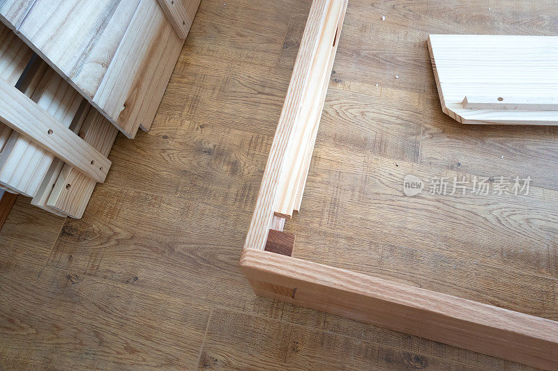 安装木床家具
