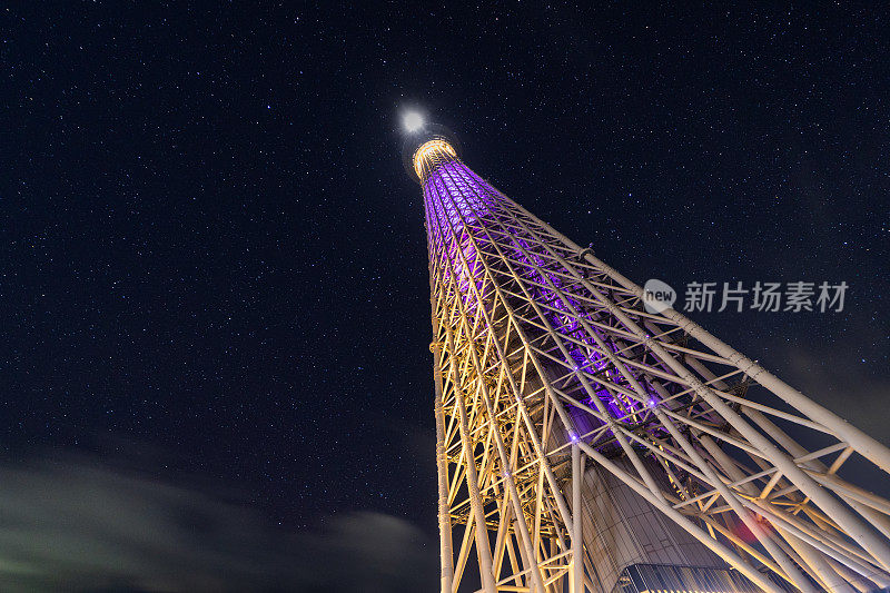 仰望星空下的东京天空树塔