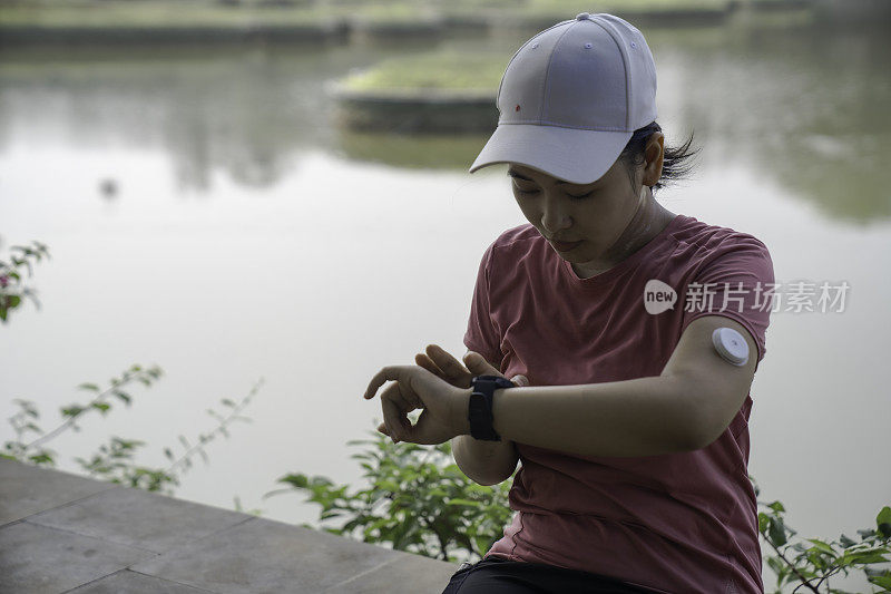 在户外运动后用连续血糖监测仪休息的年轻女性的一天