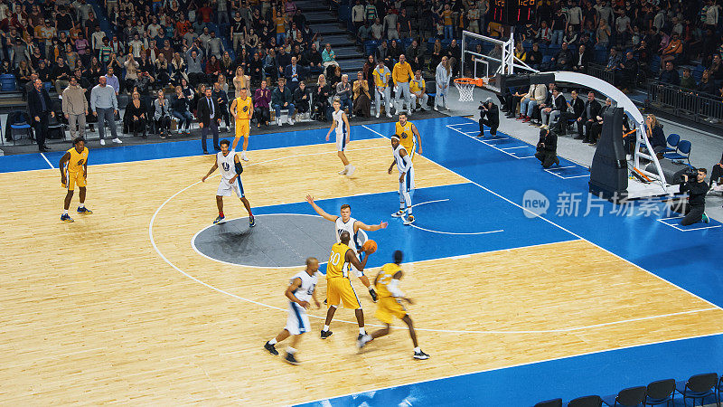 两支国际队在职业篮球馆比赛的电视转播式镜头。在一场激烈的世界冠军赛中，两队都能运球、传球并成功得分。