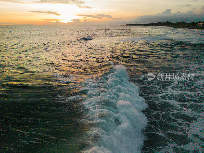 鸟瞰图，一群冲浪者在巴厘岛的水