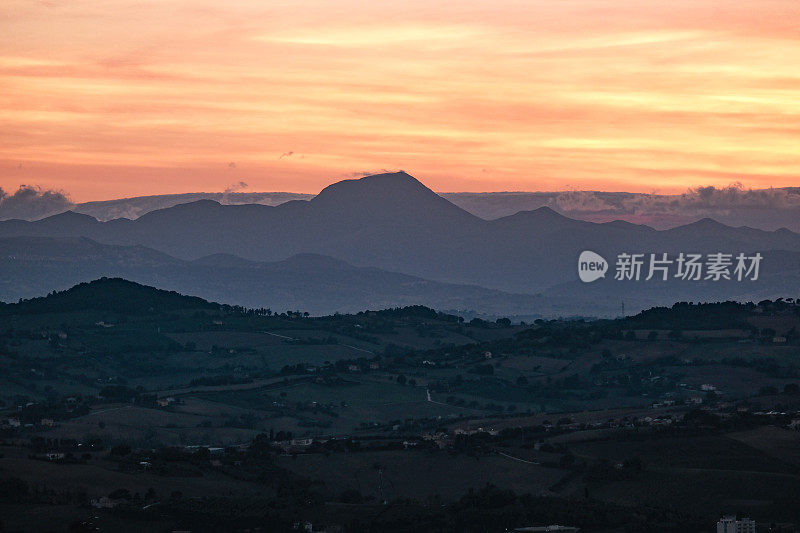 橙色天空下的圣维奇诺山