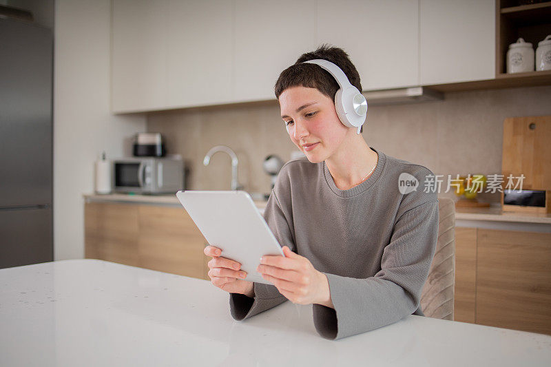 年轻女子正在家里听音乐