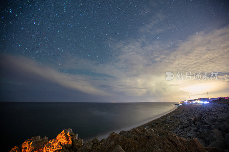 海边的夜空闪着闪电。