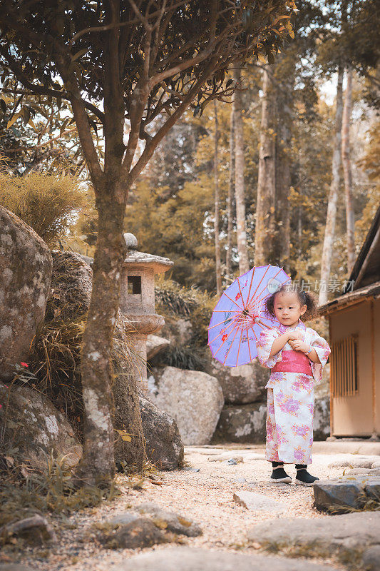 和服的宁静:一对中国双胞胎幼儿在日本公园散步和放松