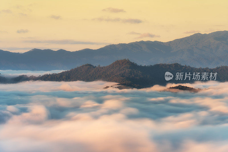 泰国清迈，美丽的风景在一个雾蒙蒙的早晨。