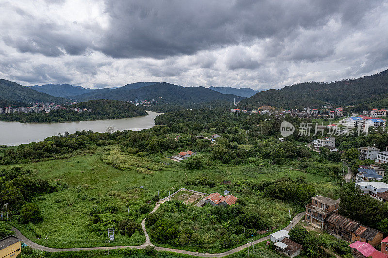 山间乡村景色的鸟瞰图