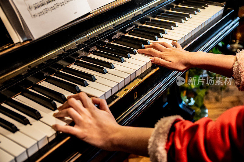 一个女人在家里弹钢琴的特写