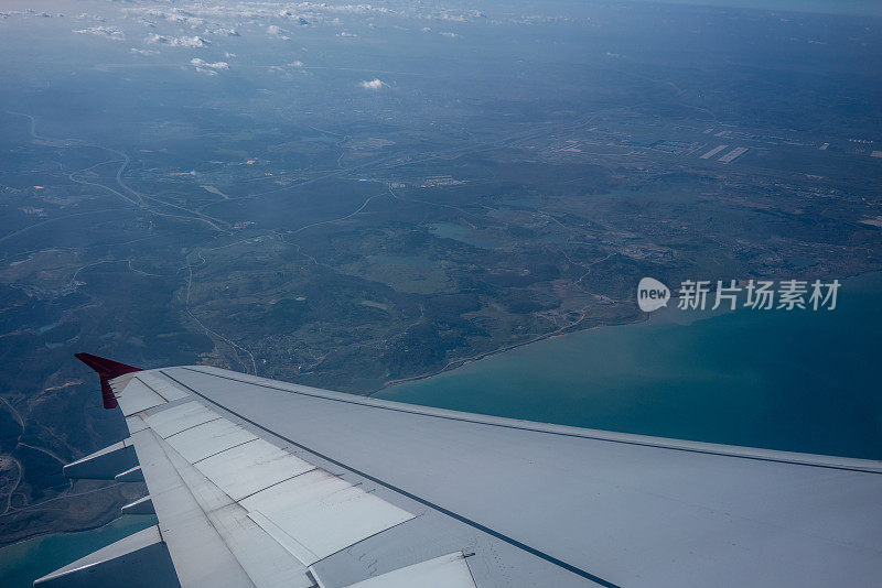 乘客视点飞机的海陆空机翼都是背景水平行进的