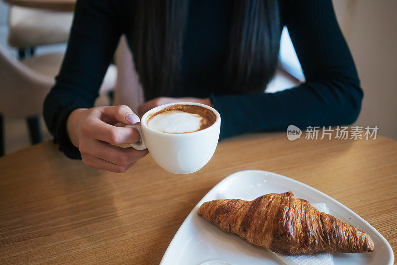 面包店里的年轻女子