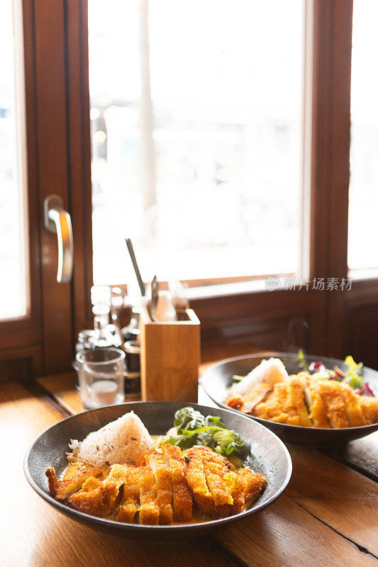 越南碗，有蔬菜、鸡肉和咖喱饭