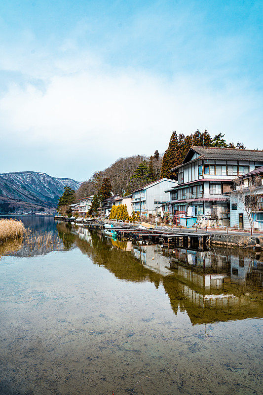 日本长野县大町市木崎湖的冬季景色