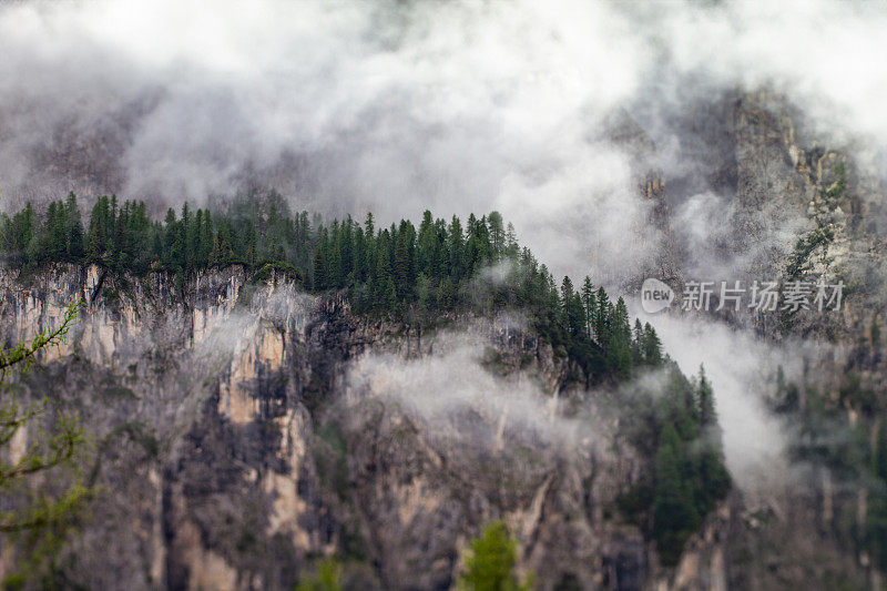 白云石山脉的山景