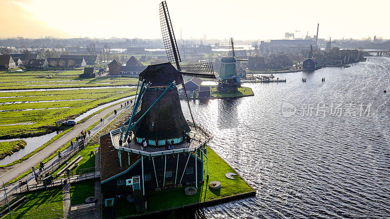 荷兰桑塞·尚斯的传统风车鸟瞰图，旋转风车航拍，荷兰风车的乡村风光，荷兰最受欢迎的旅游目的地桑塞·尚斯的古老木制风车
