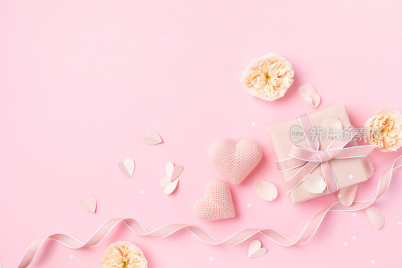送给生日、女性或母亲节的春卡。粉红色的心，玫瑰花和礼盒在桌面视图。
