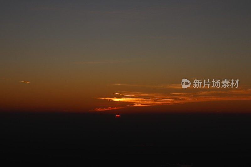 日落点，阿布山。一个地方，在那里看到美丽的日落与蓝天和山脉。日落时的天空和云彩摄影
