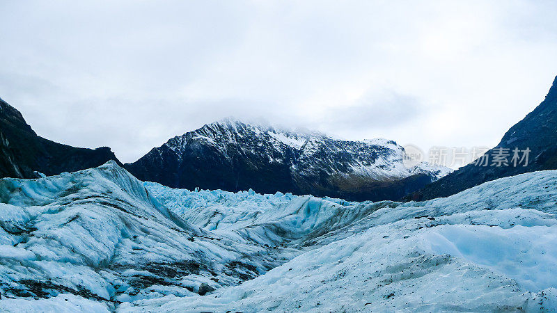 新西兰南岛的福克斯冰川由一堵冰墙组成