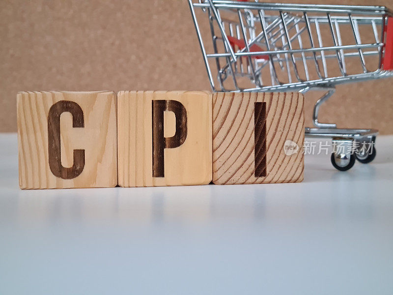 CPI，消费者价格指数的概念。在硬币堆上刻有CPI字样的木块