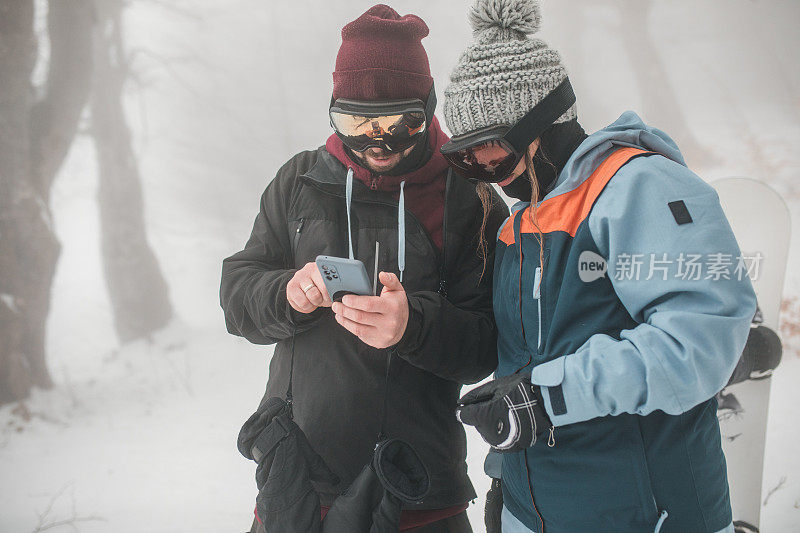 两人在山上用手机追踪位置