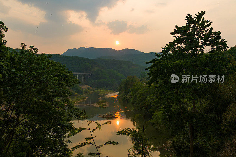 落日的余晖照在水面上