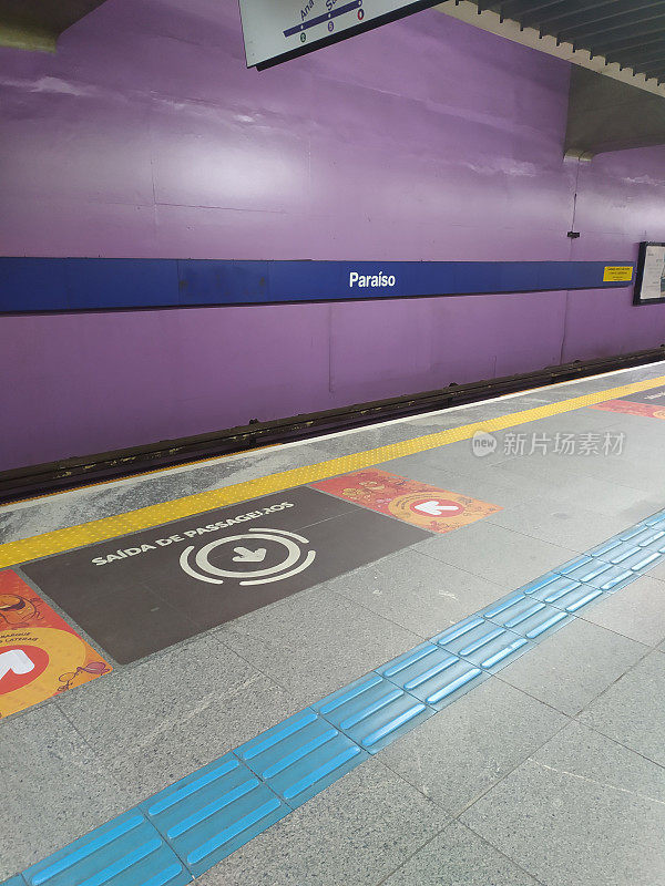 帕莱索地铁站空无一人的地铁站台。