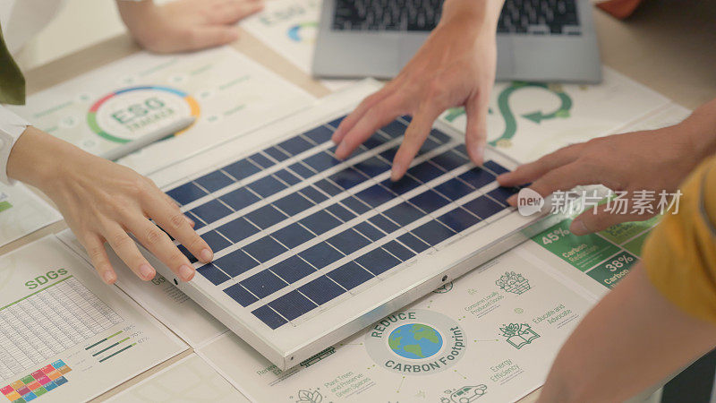 可持续能源研讨会上的太阳能电池板。