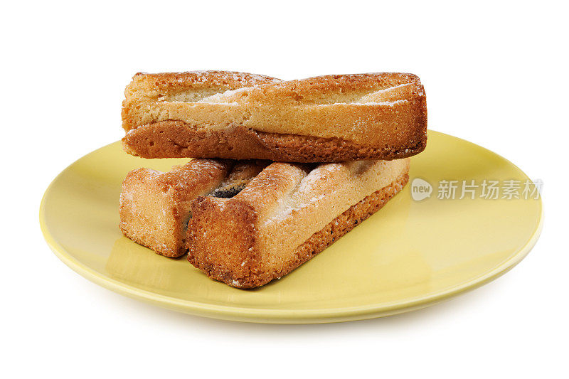 几个美味的脆饼干躺在一个黄色的盘子里，孤立在白色的背景上。