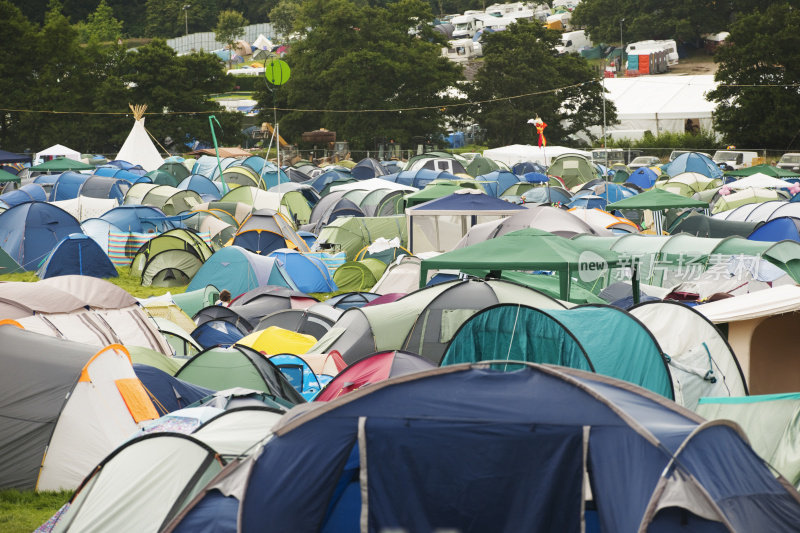 音乐节露营地的许多帐篷