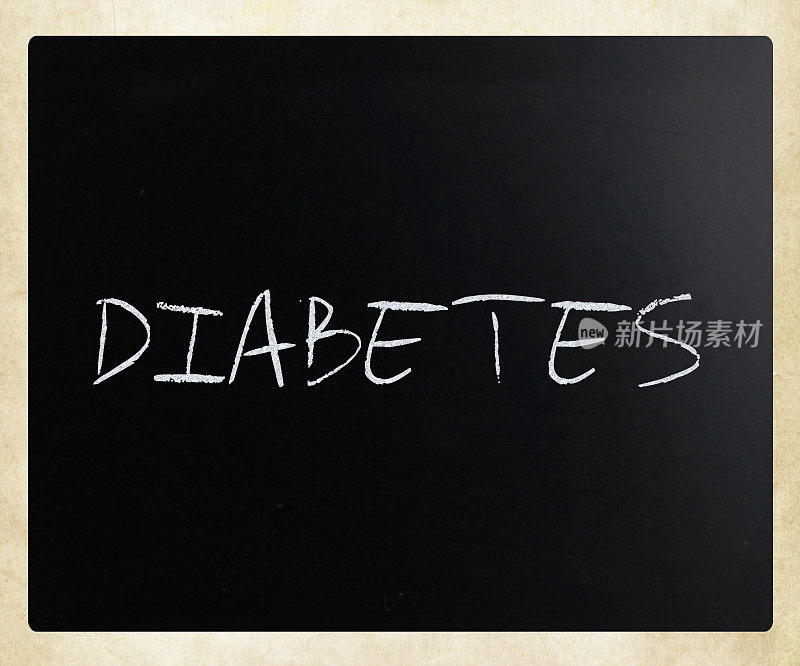 “糖尿病”这个词用白粉笔手写在黑板上