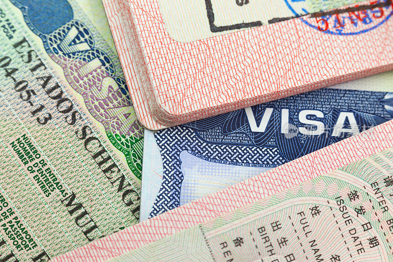 护照上有中国、美国和申根欧洲签证